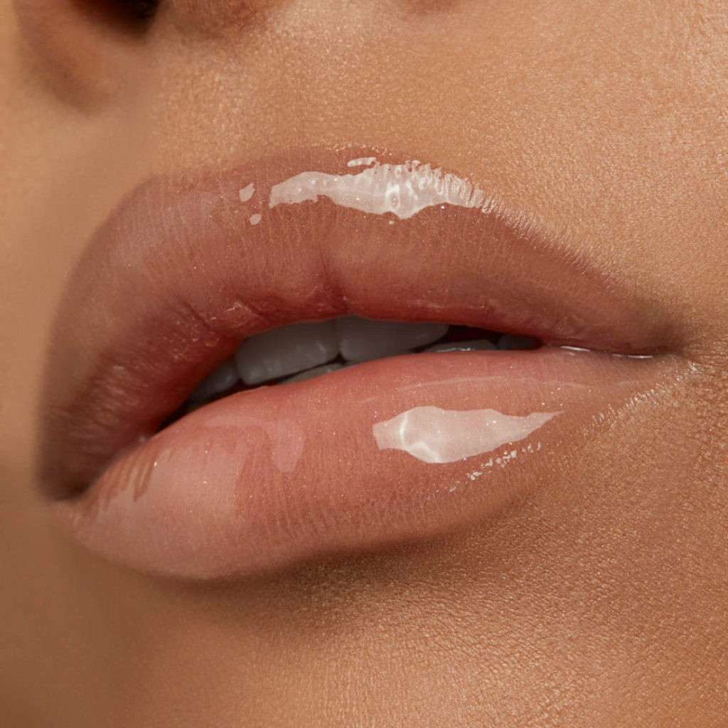 90s makeup trends - Glossy Lips